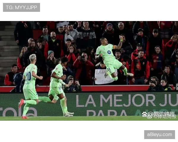 拉菲尼亚荣膺西甲赛季最佳球员,助力巴萨稳步提升竞争力 拉菲尼亚荣膺西甲赛季最佳球员,助力巴萨稳步提升竞争力