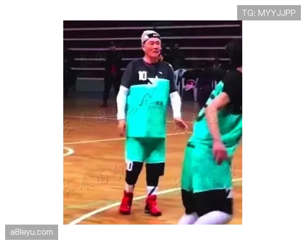 傅海峰场下居然像邻家大叔，这球场王者怎么突然就接地气了？