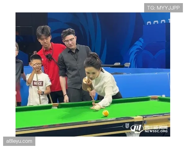 潘晓婷练台球的样子，怎么看都有种豪门千金不差钱的既视感啊