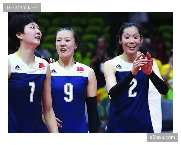 袁心玥镜头外居然爱穿拖鞋？场上霸气女王下了场秒变邻家大妈了吧！